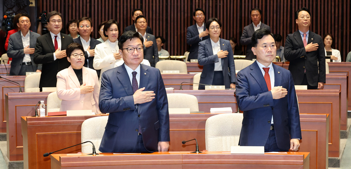국민의힘 정점식 원내대표를 비롯한 의원들이 3일 국회에서 열린 정책 의원총회에서 국기에 경례하고 있다. 2026.9.3 연합뉴스