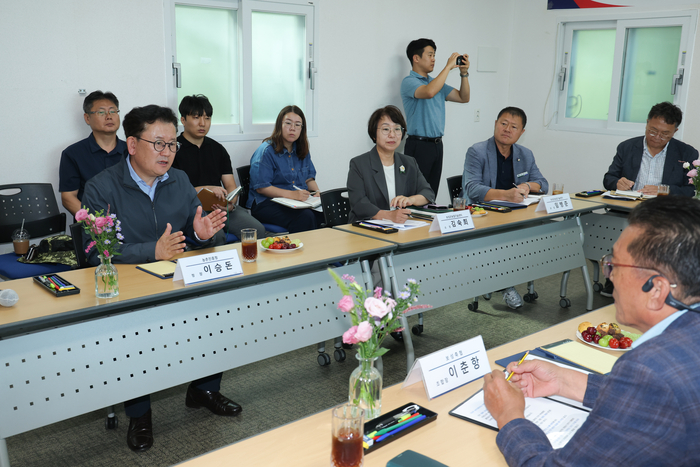 이승돈 농촌진흥청장(왼쪽)이 4일 전남광주통합특별시 보성군에서 열린 풀사료 생산농가·축협 관계자 간담회에서 현장 의견을 듣고 있다. (사진=농촌진흥청)