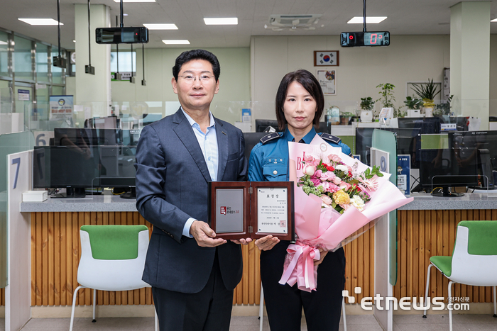 이상일 용인시장(왼쪽)이 3일 용인동부경찰서 민원실을 찾아 시민을 심폐소생술로 살린 김민희 경위에게 표창장을 수여하고 기념 촬영했다. 용인시 제공.