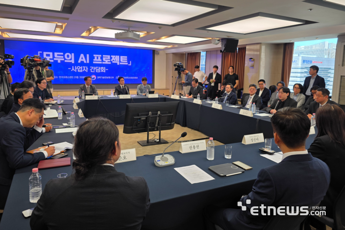 모두의 AI 성공방정식 '외산과 차별화'…SKT·KT·카카오 출격