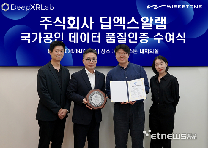 이영석 와이즈스톤 대표(왼쪽 두 번째)와 홍병선 딥엑스알랩(왼쪽 세 번째) 등 양사 관계자들이 기념 촬영을 하고 있다. 〈와이즈스톤 제공〉