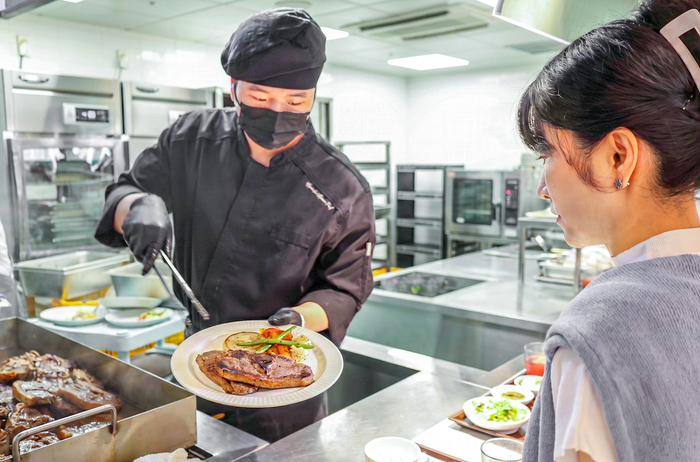 현대그린푸드가 운영하는 단체급식 사업장에서 호주청정램을 활용한 '양 티본 스테이크'를 제공하고 있다. 〈자료 현대그린푸드〉