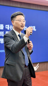 정제영 한국교육학술정보원(KERIS) 원장은 4일 서울 마곡동 시스원 본사에서 열린 스마트포럼에서 '인공지능 학습혁명-무엇을 어떻게 학습해야 하나'를 주제로 강연했다. (사진=도산아카데미)