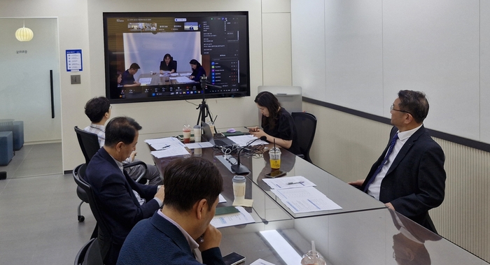 교육부 관계자들이 한국전문대학교육협의회 지역별 회장단 대상으로 '2027년 교육부 전문대학 지원예산(안)'을 온라인으로 설명하고 있다.