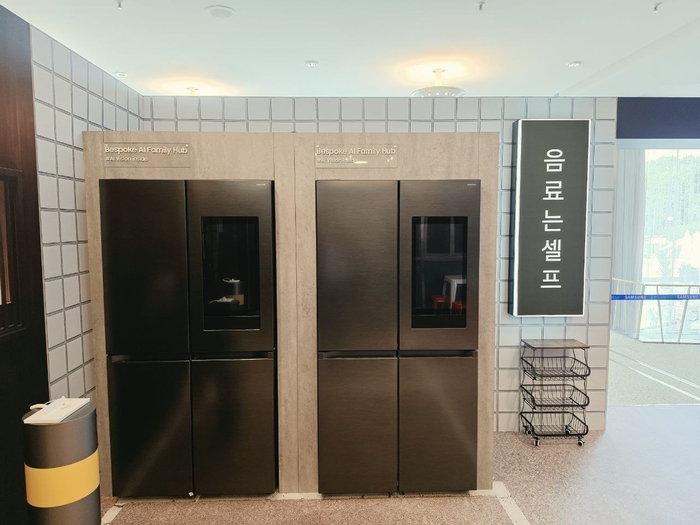 삼성전자 패밀리허브 냉장고의 'AI 비전' 기술을 이용해 내부 식자재 수량을 맞추는 '비트 더 보트(Beat the Bot)' 게릴라 게임을 체험 할 수 있다.