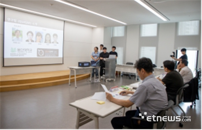 지난달 14일 서울 서초구 우면동 호반파크2관에서 열린 K-과학인재 아카데미 대학생 프로젝트 경연 PT 심사에서 심사위원단이 팀 발표를 지켜보고 있다.