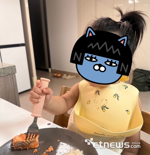 '연어 스테이크' 맛을 본 딸아이는 포크로 덥썩 덩어리를 찍어 먹기 시작했다.
