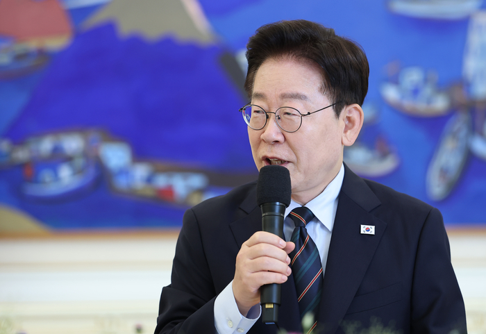 이재명 대통령이 4일 청와대에서 열린 시민사회 초청 간담회에서 인사말을 하고 있다. 연합뉴스