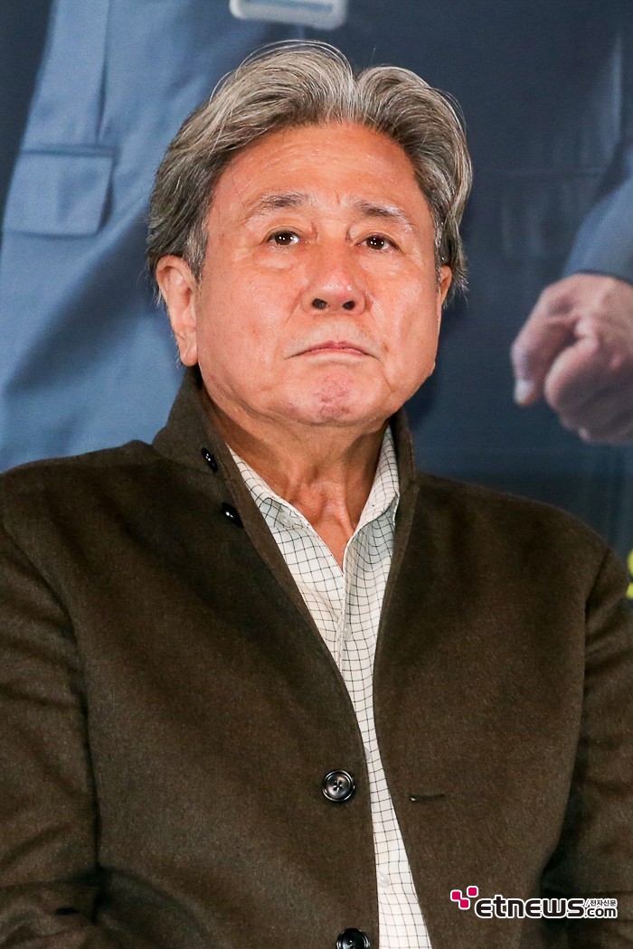 [ET포토] 최민식, '37년차 실버 인턴을 연기'