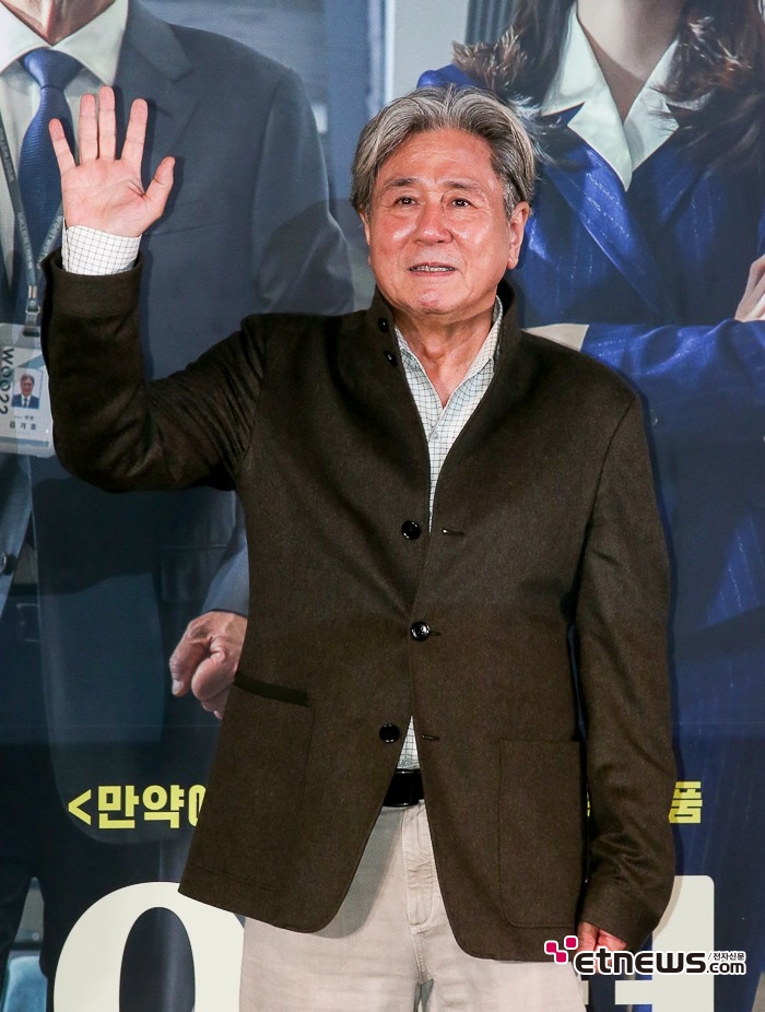 [ET포토] 최민식, '기대감 주는 인사'