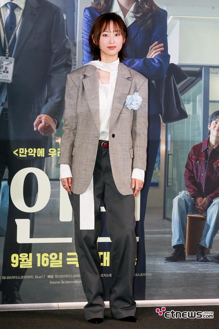 [ET포토] 류혜영, '스카프로 멋내고'