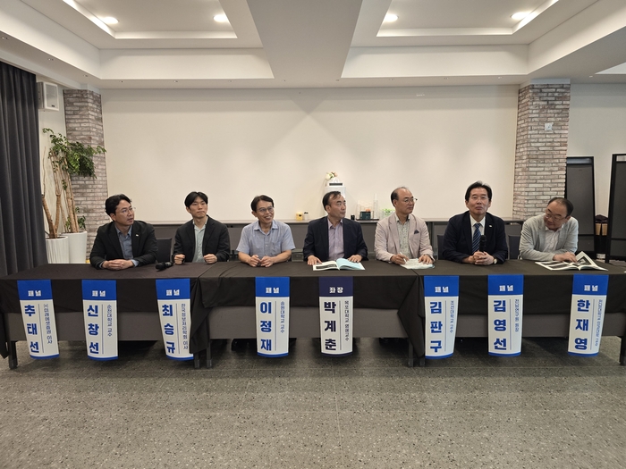 박계춘 국립목포대 명예교수가 좌장을 맡아 '전남광주 지·산·학·연 과학기술인 교류회' 패널토의를 하는 모습.