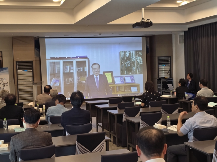 이개호 더불어민주당 국회의원이 3일 열린 '전남광주 지·산·학·연 과학기술인 교류회'에서 영상축사를 하고 있다.