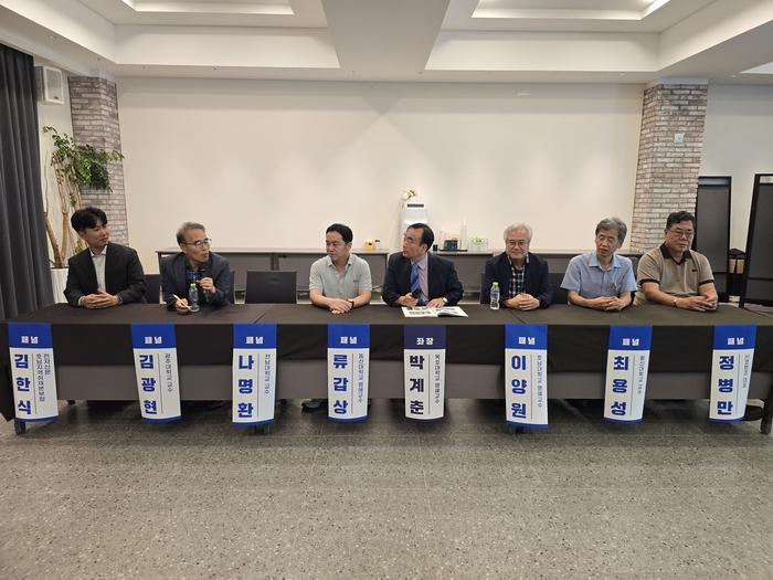 박계춘 국립목포대 명예교수가 좌장을 맡아 '전남광주 지·산·학·연 과학기술인 교류회' 패널토의를 하는 모습.