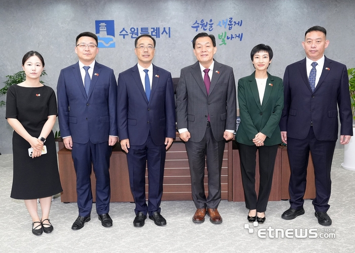 이재준 수원시장(오른쪽 세 번째)과 류샤광 중국 항저우시 부시장(오른쪽 네 번째)이 4일 수원시청에서 양 도시 간 교류 강화 방안을 협의하고 기념 촬영했다. 수원시 제공.