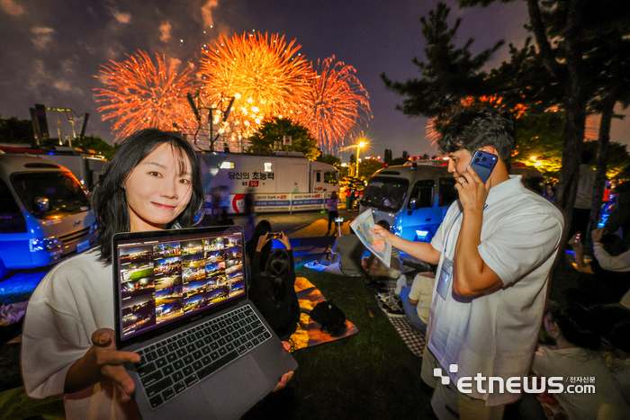 '서울세계불꽃축제 2026' 행사장에서 KT 직원들이 5G 단독모드(SA) 네트워크 슬라이싱 기술을 적용한 단말로 현장 안전관리용 통신망 품질을 점검하고 있다.