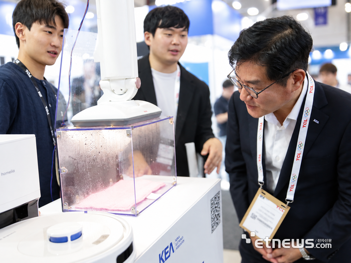 박재영 KEA 부회장이 4일(현지시간) 열린 IFA NEXT관에 설치된 KEA 한국관 기업의 제품을 둘러보고 있다. 베를린(독일)=류근일 기자 ryuryu@etnews.com