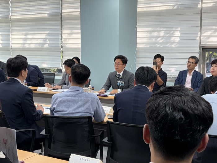 정진욱 더불어민주당 국회의원(광주 동구남구갑)은 4일 한국광융합산업진흥회 '산업혁신 아카데미 협업센터'에서 열린 '서남권 반도체 현장실무형 인력양성 방안 간담회'에서 지역 반도체 산업의 인력수급 현안을 점검하고 현장 중심의 인재양성 체계 구축을 위한 산·학·연·관 협력방안을 논의했다.