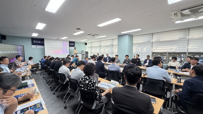 정진욱 더불어민주당 국회의원(광주 동구남구갑)은 4일 한국광융합산업진흥회 '산업혁신 아카데미 협업센터'에서 열린 '서남권 반도체 현장실무형 인력양성 방안 간담회'에서 지역 반도체 산업의 인력수급 현안을 점검하고 현장 중심의 인재양성 체계 구축을 위한 산·학·연·관 협력방안을 논의했다.