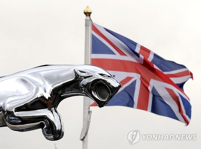 영국 맨체스터에 있는 재규어랜드로버(JLR)의 딜러 매장 밖에 설치된 JLR의 상징 은색 재규어 엠블럼.