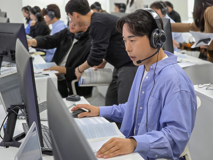 2026년 4월 삼성전자 인재개발원(경기도 수원)에서 삼성전자 감독관이 상반기 삼성직무적성검사(GSAT) 응시자를 대상으로 예비 소집을 진행하고 있다.