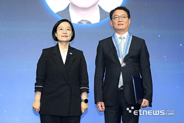 [포토] 과학기술훈장 웅비장에 송근석 HK이노엔 부사장