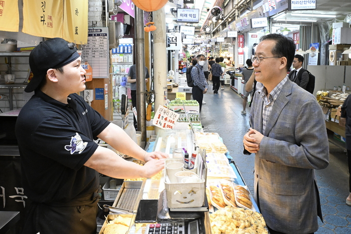 이형일 재정경제부 차관이 9월 7일 서울 마포구 소상공인연합회 디지털교육센터에서 '소상공인 간담회'를 주재하고 추석 민생안정대책의 일환으로 서울 강서구 까치산시장을 방문해 물가를 점검하고 소상공인들의 애로사항을 청취하고 있다. (사진=재정경제부)