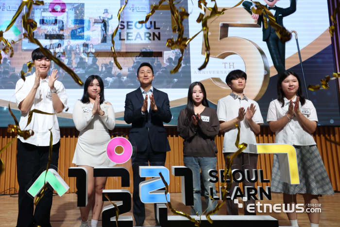 6일 서울시청에서 열린 '서울런 5주년 성과공유회'에서 오세훈 서울시장(왼쪽 세번째)이 서울런 학생·멘토들과 사진촬영하고 있다. ⓒ서울시