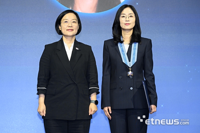 [포토] 과학기술훈장 웅비장에 장지은 SK하이닉스 부사장