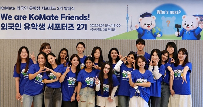 지난 4일 서울 강서구 원그로브 사람인 본사에서 열린 메이트 프렌즈 2기 발대식에서 서포터즈 참가자들과 사람인 코메이트 관계자 등이 기념사진을 찍고 있다. [사진=사람인 제공]