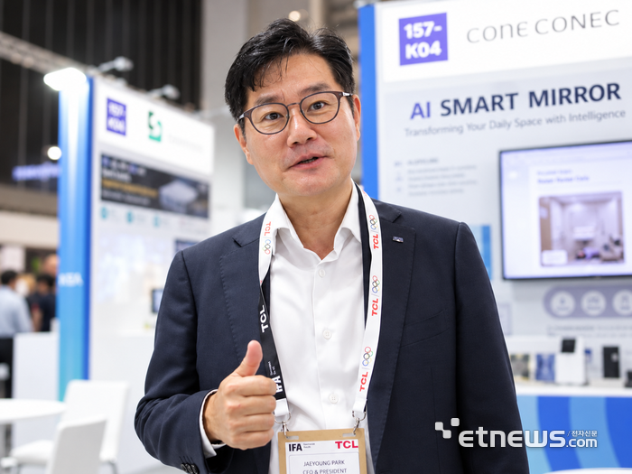 박재영 한국전자정보통신산업진흥회(KEA) 부회장이 독일 베를린에서 열린 IFA 2026 현장에서 전자신문과 만나 전시 동향을 공유하고 있다. 베를린(독일)=류근일 기자 ryuryu@etnews.com