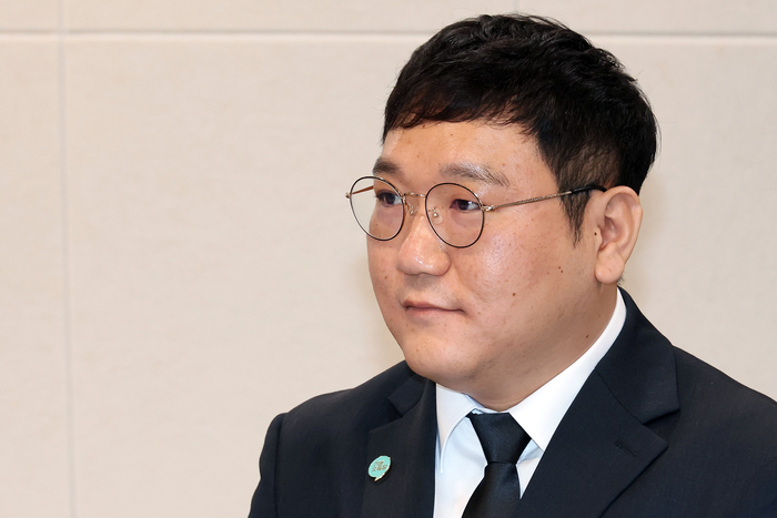 용혜인 성평등가족부 장관 후보자의 남편인 박기홍 기본소득당 최고위원이 7일 서울 여의도 중앙당사에서 열린 최고위원회의에서 오준호 당 대표의 발언을 듣고 있다. 연합뉴스