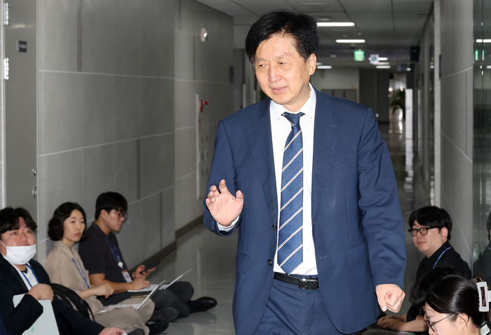 국회 재정경제기획위원회 여당 간사인 더불어민주당 오기형 의원이 7일 국회 의원회관에서 재정경제기획위원회ㆍ산업통상자원중소벤처기업위원회가 공동으로 정부 관계부처와 대미 투자 협상 논의를 위해 개최한 당정에 입장하고 있다. 연합뉴스
