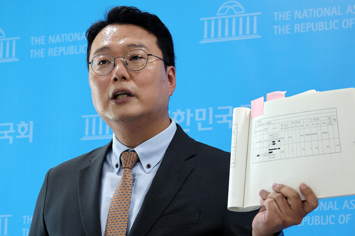 개혁신당 천하람 대표 권한대행 겸 원내대표가 7일 국회 소통관에서 기자회견을 열고 강신철 국방부 장관 후보자가 아들의 분당 양지마을 상가 매입 내역을 인사청문요청안에서 은폐했다는 의혹을 제기하고 있다. 2026.9.7 연합뉴스