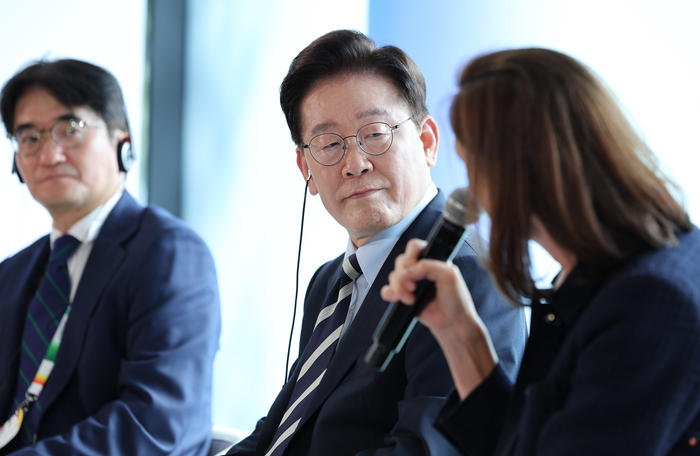 이재명 대통령이 7일(현지시간) 프랑스 남부 생폴드방스 마그 재단에서 열린 뤼미에르 서밋의 영화·영상 관련 라운드 테이블에서 참석자 발언을 듣고 있다. 연합뉴스