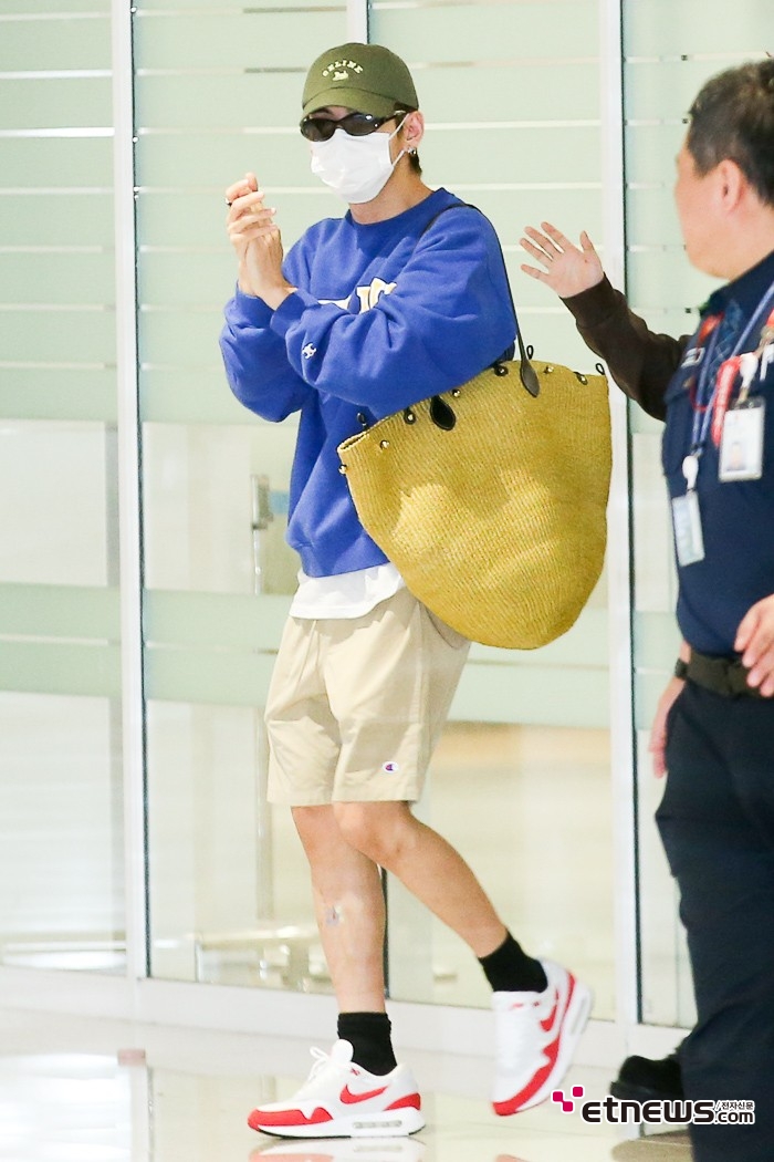 [ET포토] BTS 뷔, '텐션 높은 입국'