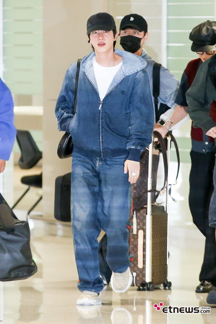 [ET포토] BTS 찐, '스타일 좋은 청청 패션'
