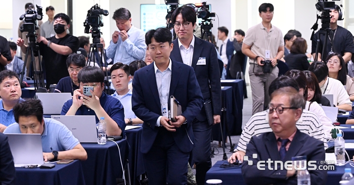 [포토] 국가AI전략위 1주년 성과보고회 참석하는 하정우