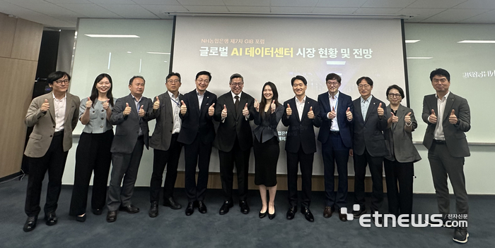 민병도 NH농협은행 GIB부문 부행장(왼쪽 여덟번째)이 김효진 블랙스톤 한국법인 상무(왼쪽 일곱번째), 이희원 블랙스톤 한국법인 대표(왼쪽 여섯번째) 등과 함께 기념사진 촬영을 하고 있다. [사진= NH농협은행 제공]
