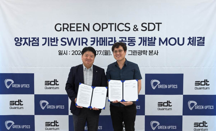 윤지원 SDT 대표(오른쪽)와 조현일 그린광학 대표는 지난 7일 그린광학 본사에서 양자점 기반 SWIR 카메라 공동 개발을 위한 업무협약(MOU)을 체결했다.