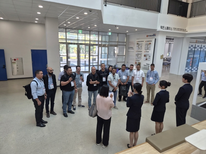 모로코 연수생들이 한국기술교육대학교 다담미래학습관 재학생 도슨트를 통하여 견학하고 있다.