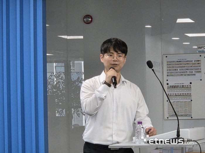 박우열 신한투자증권 연구원이 8일 한국거래소에서 '저변을 넓히는 ETF 시장'을 주제로 국내외 ETF 상품 동향에 대해 설명하고있다.