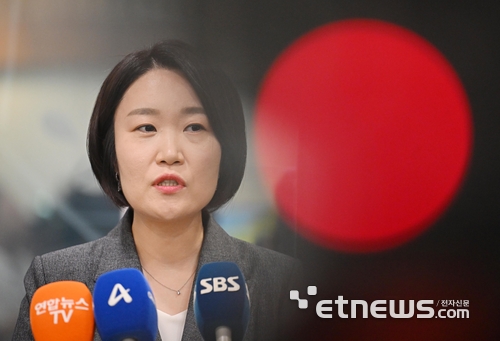 이소영 중소벤처기업부 장관 후보자가 8일 서울 여의도 소상공인연합회 방문 후 취재진의 질문에 답변하고 있다.  이동근기자 foto@etnews.com