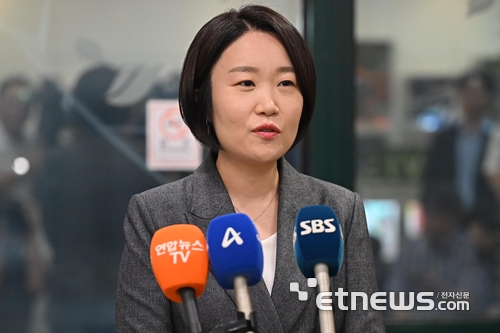 이소영 중소벤처기업부 장관 후보자가 8일 서울 여의도 소상공인연합회 방문 후 취재진의 질문에 답변하고 있다.  이동근기자 foto@etnews.com