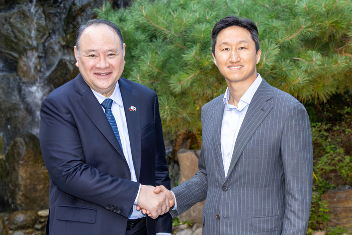지난 7일 HD현대 정기선 회장과 길베르토 테오도로 주니어 필리핀 국방장관이 만나 기념사진을 촬영하고 있다. HD현대 제공