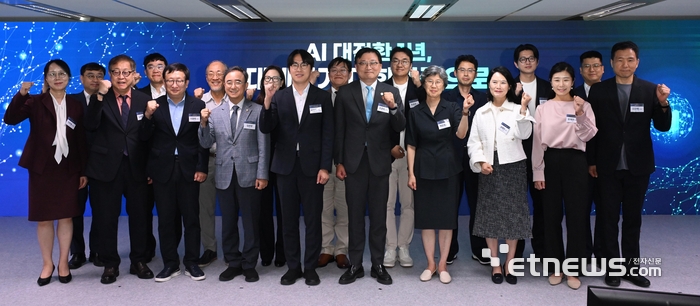 8일 국가AI전략위원회 출범 1주년 성과보고회에서 하정우 부위원장(앞줄 왼쪽 다섯번째) 등 주요 참석자들이 사진촬영하고 있다. 앞줄 왼쪽 세번째부터 이원태 보안특별위원장, 임문영 더불어민주당 의원, 하 부위원장, 조준희 산업AX·생태계분과장, 백은옥 데이터분과장, 송혜자 지역특별위원장 등. 이동근기자 foto@etnews.com