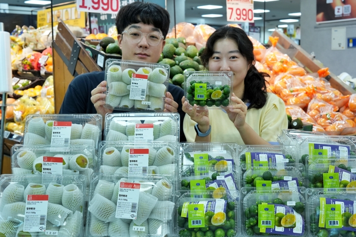 서울시 송파구에 위치한 롯데마트 제타플렉스 잠실점 과일 매대에서 직원들이 '깔라만시'와 '청무화과'를 홍보하고 있다. 〈자료 롯데마트〉