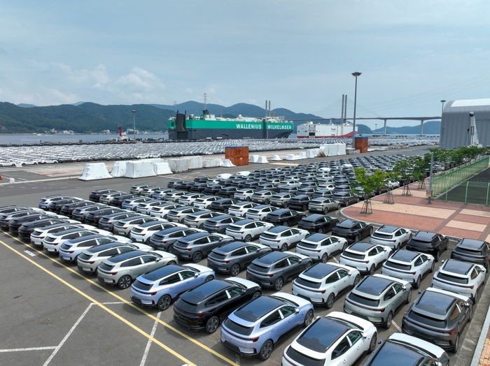 르노코리아 부산 공장에서 수출을 기다리는 폴스타 4 SUV.