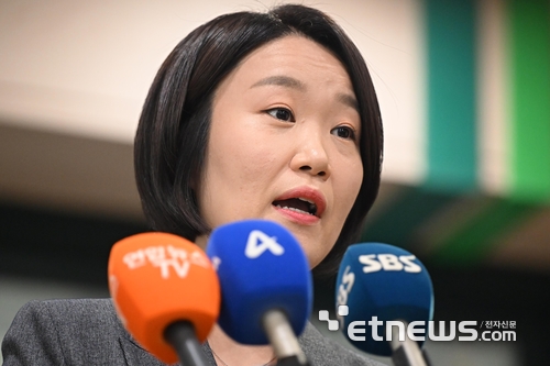 이소영 중소벤처기업부 장관 후보자가 지난 8일 서울 여의도 소상공인연합회 방문 후 취재진의 질문에 답변하고 있다.  이동근기자 foto@etnews.com