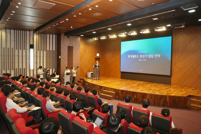 지난 8월 롯데웰푸드 양평동 본사 대강당에서 서정호 롯데웰푸드 대표이사가 전사 타운홀 미팅을 진행하고 있다. 이날 미팅은 실시간 방송을 통해 전 임직원이 함께 시청했다. 〈자료 롯데웰푸드〉